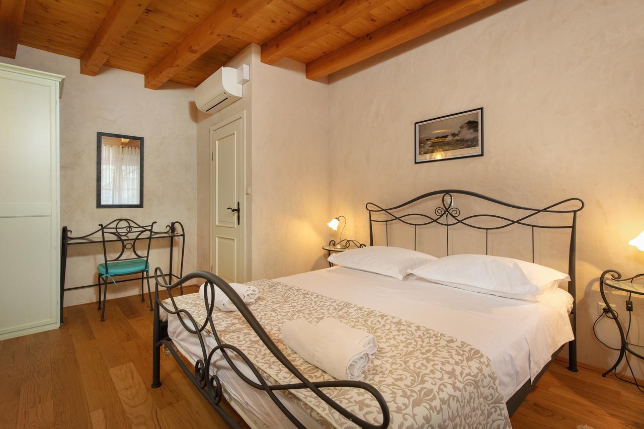 Villa Mama - Traditional Apartments In Omis, Free Parking Экстерьер фото